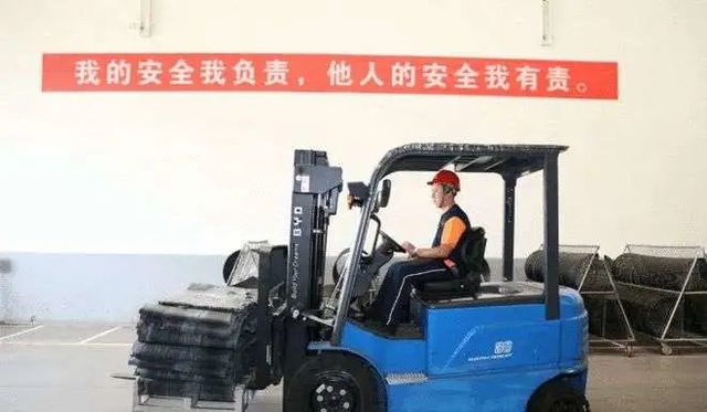 叉车侧翻事故:无知者无畏,*终付出惨痛代价